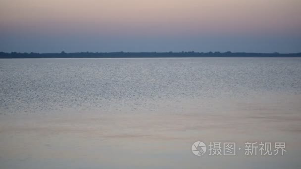 黄昏时湖水或河流平静的水面视频