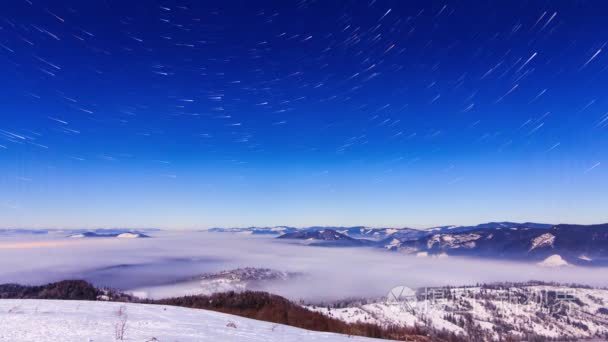 雾与星状的天空冬季过山视频