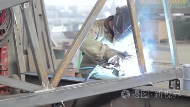 工业工人焊接金属框架视频