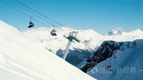 空椅升降机在高山滑雪胜地工作视频