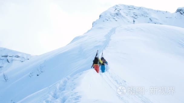 滑雪者爬上山顶随心所欲视频