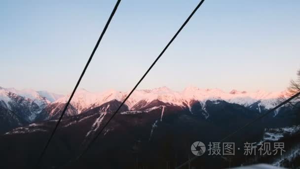 夕阳在山中, 从敞开的椅子上观看电梯视频