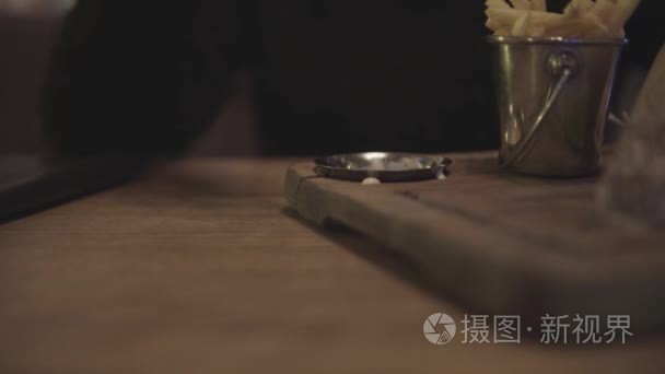 酱中女性手蘸薯条的特写视频