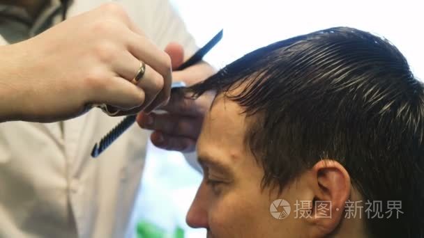 理发师在理发店用剃刀割人视频