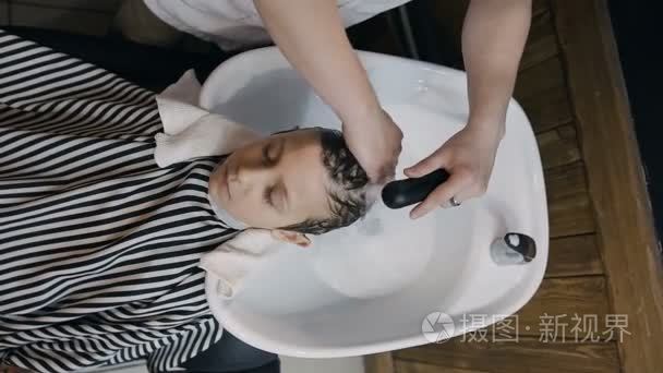 理发师洗头发, 他的小客户在理发店现代理发短视频