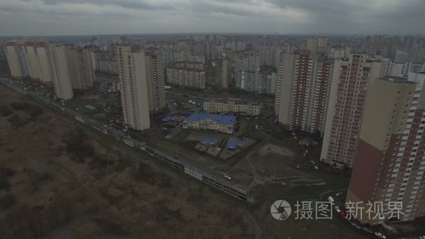 具有相同房屋的灰色城市郊区空中无人机镜头