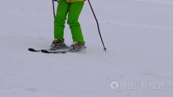 滑雪爱好者女孩下坡视频