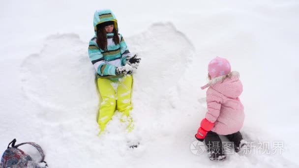 妈妈和一个三岁的女儿玩雪球视频