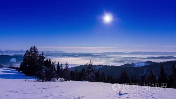 雾与星状的天空冬季过山视频