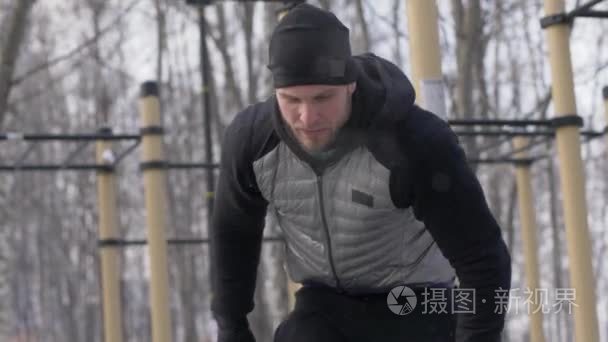 强男子训练与健身膨胀机在冬季运动地面上霜冻日