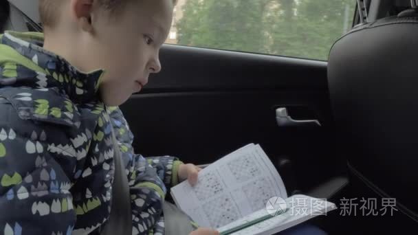 儿童在汽车旅行中解决象棋难题视频