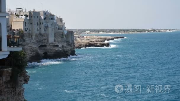 意大利 Polignano 的悬崖和小镇观