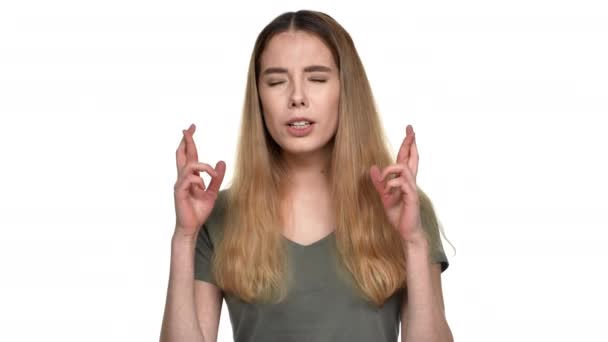紧张的女性雇员的肖像 长头发示意新鲜空气被强调之前的工作面试 在白色背景 情感的概念mov格式视频下载 正版视频编号01mnu4 摄图新视界视频库