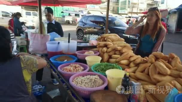 游客购买老挝三明治在万象