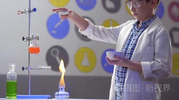 年轻科学家撒布淀粉在实验室里燃烧