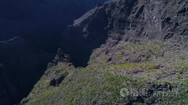 飞越高山的飞行视频