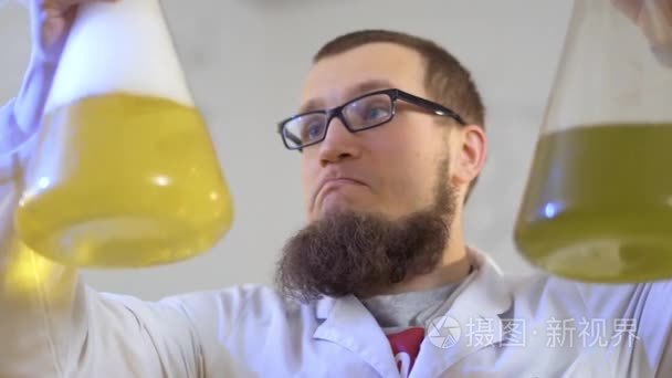 实验室里有两个烧瓶的科学家视频
