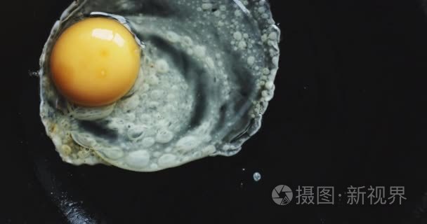 鸡蛋被扔在热锅里视频