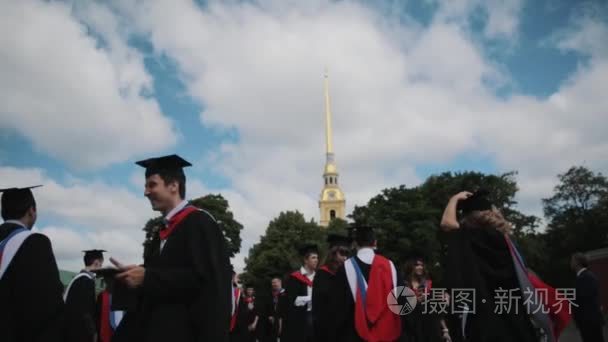 在城市广场上闲逛的毕业学生组视频