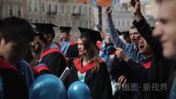 户外欢呼的多文化毕业学生人群视频