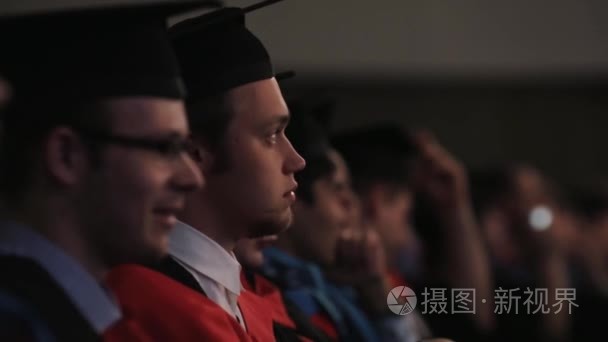 坐在大会堂多文化毕业学生视频