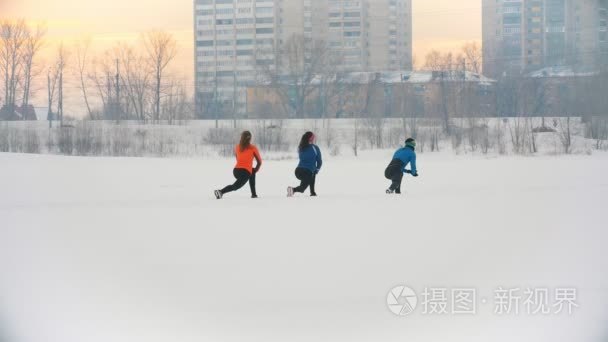 冬季森林运动前的运动员热身和伸展活动组