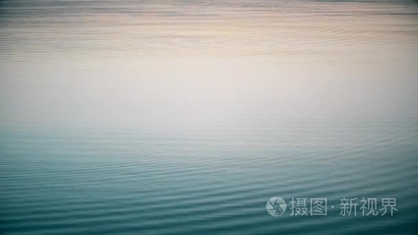 多次在水面上跳石视频