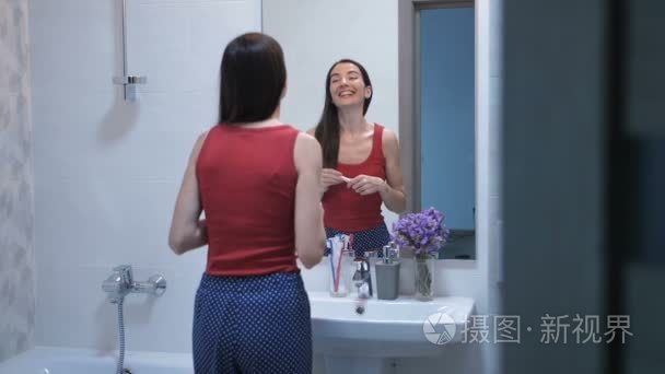 在浴室怀孕的年轻妇女高兴视频