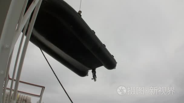 橡皮船降落到南极海的水面上视频