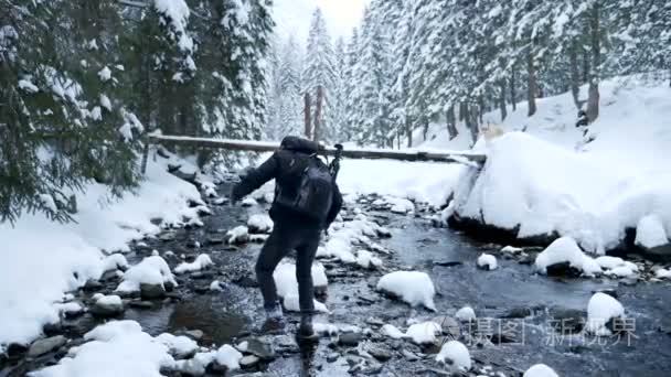 在冬天河上漫步岩石的人视频