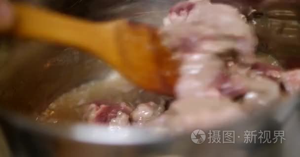 煮油混炼生羊肉件视频