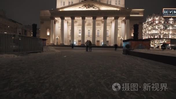 爱的情侣站在剧场大楼前的冬夜视频