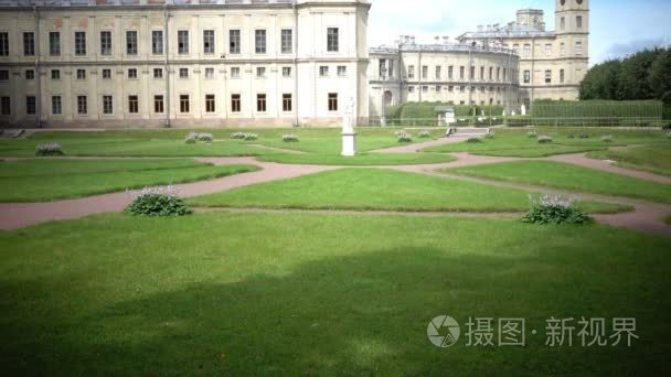 Gatchina 公园的大 Gatchina 宫殿在夏日阳光明媚的日子里