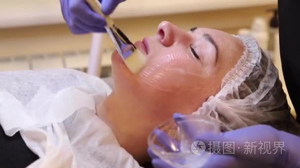化妆品凝胶在脸病人中的应用视频