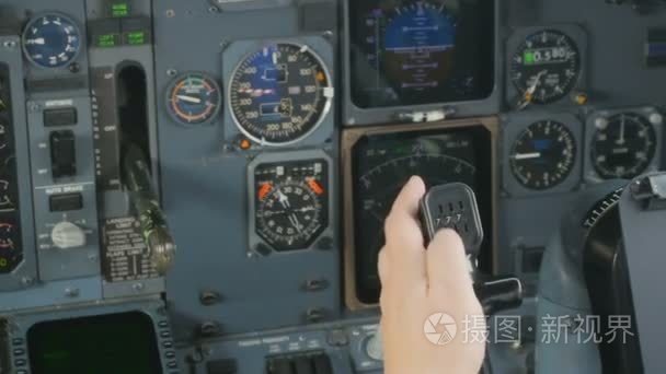 飞行员在飞行前调整手轮视频