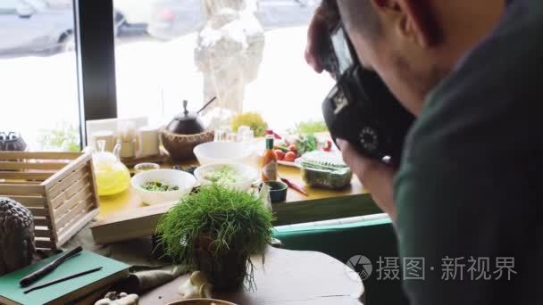 职业摄影师在餐厅拍摄食物视频