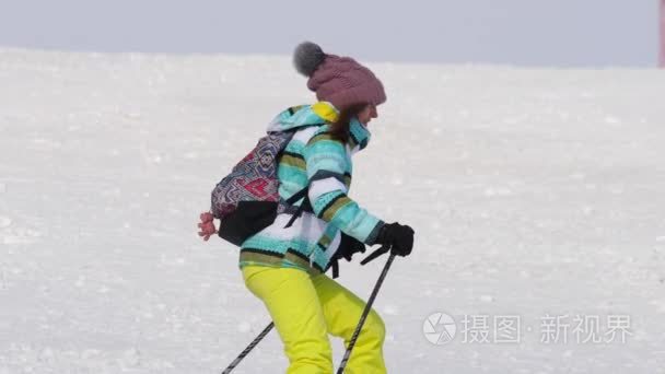 滑雪爱好者女孩下坡