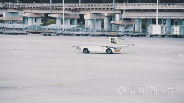 机场货运梯车骑在跑道上盘旋视频