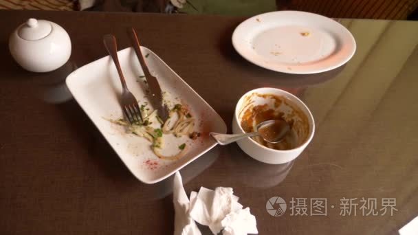 在餐桌上吃完后, 用叉子,勺子和垃圾食品清空肮脏的白色盘子, 4k短