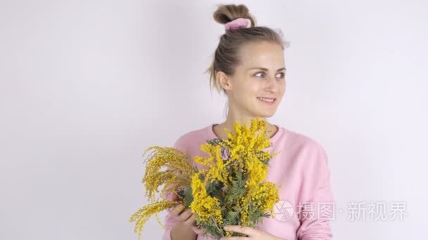 有新鲜含羞草花的年轻妇女视频