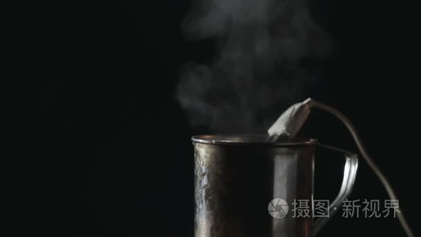 旧浸入式加热器的水加热视频