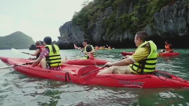 旅行者穿着救生衣 靠近海边的悬崖 在炎热的阳光明媚的夏日里 在小船上积极的穿着 慢动作 19x1080mp4格式视频下载 正版视频编号01p8vp 摄图新视界视频库