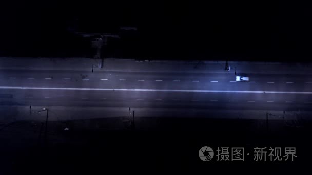 空中射击交通在道路和路灯在夜间。无人 机