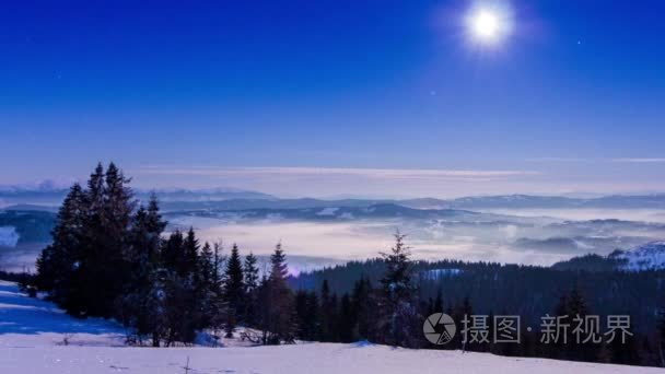 雾与星状的天空冬季过山视频