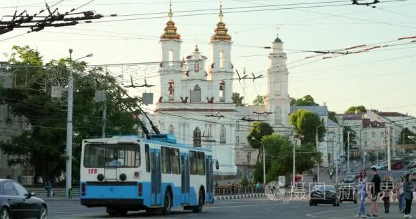 维捷布斯克  白俄罗斯。在阳光明媚的夏日  在集市广场和市政厅的列宁娜街和地标上的交通