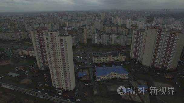 具有相同房屋的灰色反乌托邦城市地区的空中无人机镜头