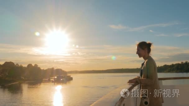 游船甲板上的女人欣赏日落视频