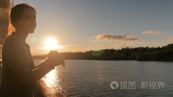 游船甲板上的女人欣赏日落视频