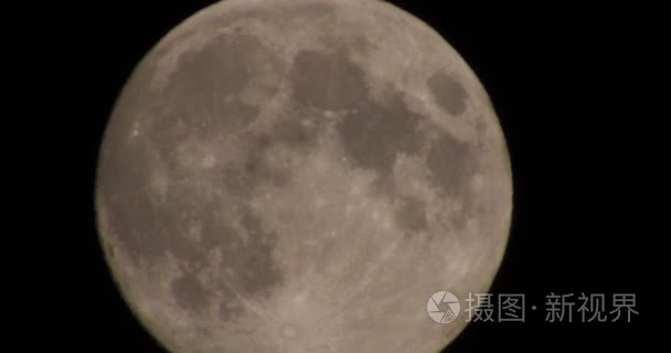 夜空中巨大的满月与大气畸变视频