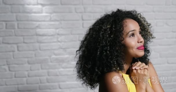 砖墙上年轻黑人妇女的面部表情视频